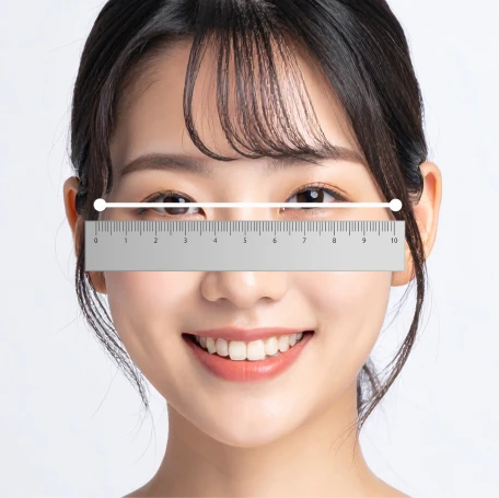 定規を顔に当てて測る場合