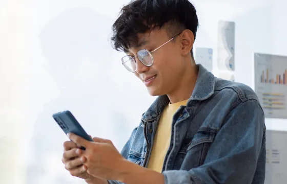 時常滑手機的低頭族
