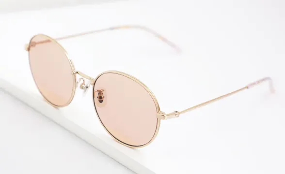 サングラスのレンズは薄い色がトレンド！？人気の秘密を徹底検証