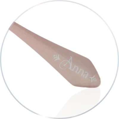 រីឯដងវ៉ែនតាផ្នែកខាងស្ដាំមានឆ្លាក់នៅរូបតួអង្គព្រះនាង Anna