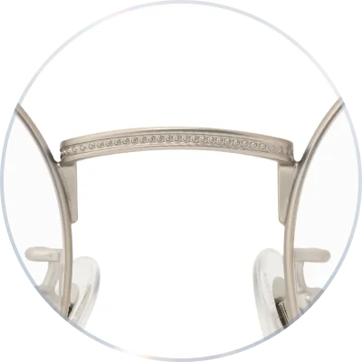 ដោយដែកភ្ជាប់វ៉ែនតាពីម្ខាងទៅម្ខាងបានរចនាយ៉ាងលម្អិតពីMilgrainដែលផ្តល់មកនៅអារម្មណ៏ដែលប្រណិតនិងឆើតឆាយ