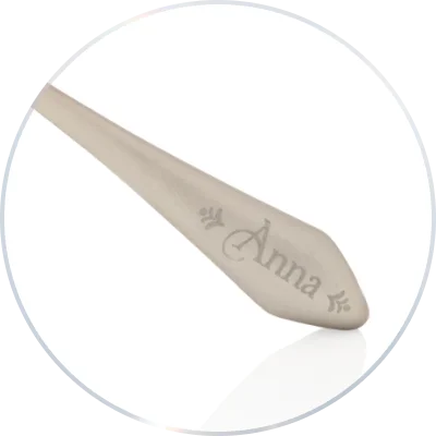 រីឯដងវ៉ែនតាផ្នែកខាងស្ដាំមានឆ្លាក់នៅរូបតួអង្គព្រះនាង Anna