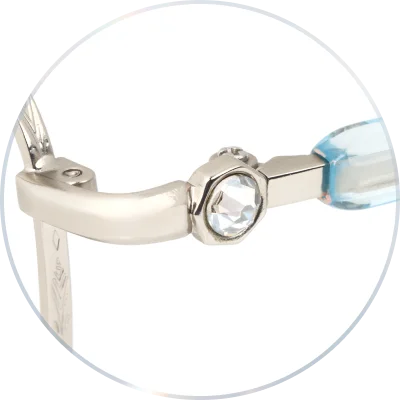 នៅលើដងវ៉ែនតាបានរចនាដែលមានគ្រីស្តាល់ Swarovskiដែលជាប្រភេទគ្រីស្ដាល់មកពីប្រទេសអូទ្រីស