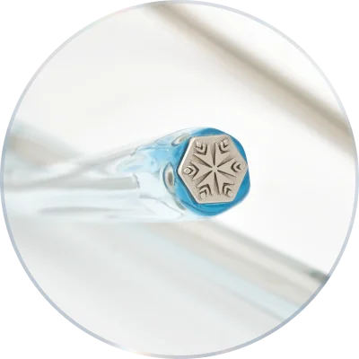 គំនូររាងជាផ្កាព្រិលដែលបានរចនានៅលើគន្លឹះដងវ៉ែនតាដែលបានបន្ថែមភាពប្រណីតមួយកម្រិតទៀត