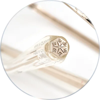 គំនូររាងជាផ្កាព្រិលដែលបានរចនានៅលើគន្លឹះដងវ៉ែនតាដែលបានបន្ថែមភាពប្រណីតមួយកម្រិតទៀត