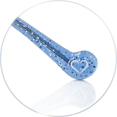 ​ដងវ៉ែនតាដែល​រចនា​ដោយ​មានពន្លឺ​ចែងចាំង​ហាក់ដូច​ជា​ផ្កា​ព្រិល​ដែល​កំពុង​ធ្លាក់​យ៉ាង​ស្រទន់។