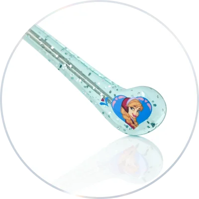 ​ដងវ៉ែនតាដែល​រចនា​ដោយ​មានពន្លឺ​ចែងចាំង​ហាក់ដូច​ជា​ផ្កា​ព្រិល​ដែល​កំពុង​ធ្លាក់​យ៉ាង​ស្រទន់។