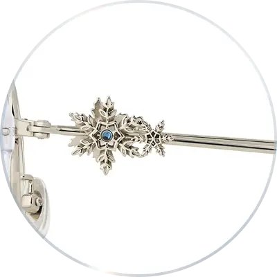 ការ​រចនា​ផ្កា​ព្រិល​ដ៏​ពិសេស​មួយ​នៅ​លើ​ដងវ៉ែនតាដែលបានបន្ថែមនូវភាពទាក់ទាញ