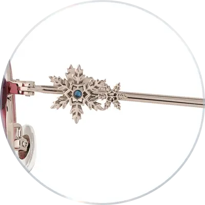 ការ​រចនា​ផ្កា​ព្រិល​ដ៏​ពិសេស​មួយ​នៅ​លើ​ដងវ៉ែនតាដែលបានបន្ថែមនូវភាពទាក់ទាញ