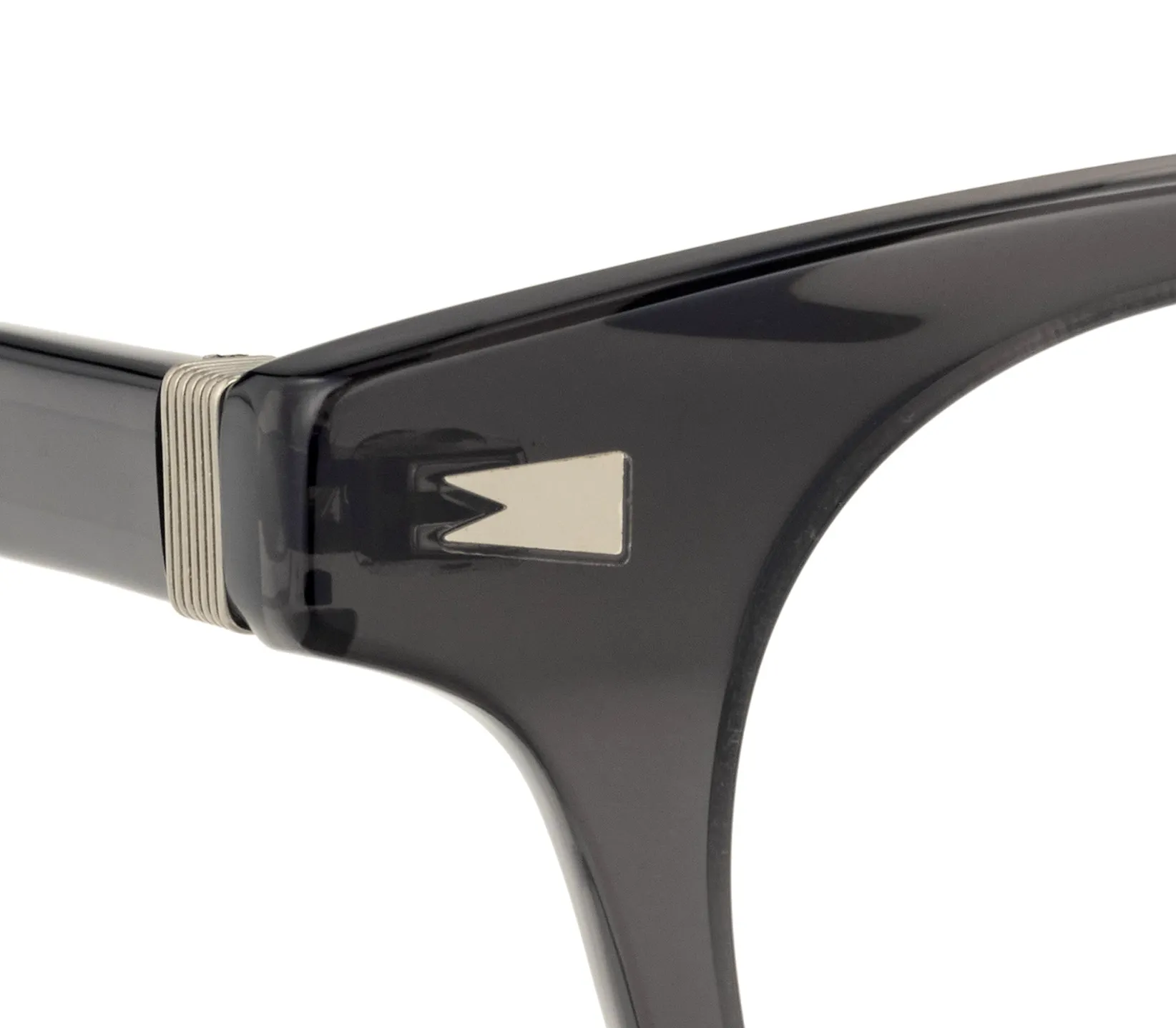 フロントにはクィディッチの試合で掲げるペナントをイメージしたメタルパーツ