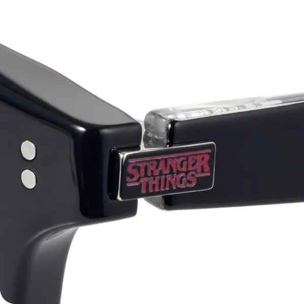 左丁番部分に「STRANGER THINGS」のロゴ