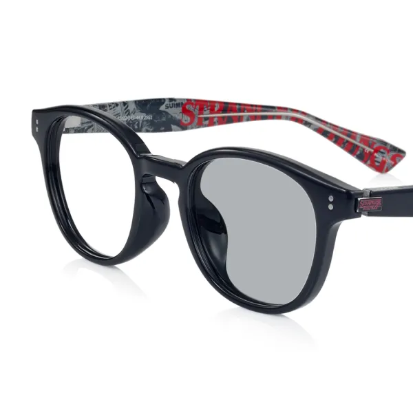 紫外線に当たると色が変わる調光レンズを採用