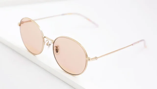 サングラスのレンズは薄い色がトレンド！？人気の秘密を徹底検証