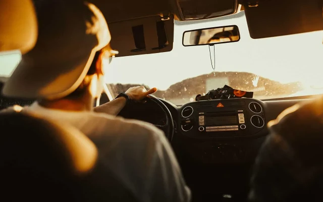 車の運転に適したサングラスの特徴・選ぶ基準は？違反になる？