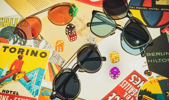 メガネのカラーレンズってどんな特徴や効果があるの？選び方は？