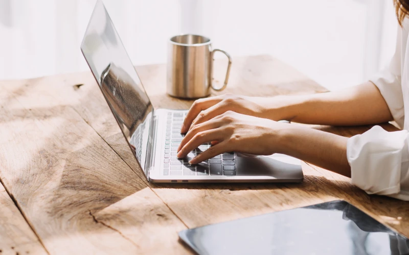 パソコンのスクリーンから手元の資料まで、デスク周りを見やすくしたい方