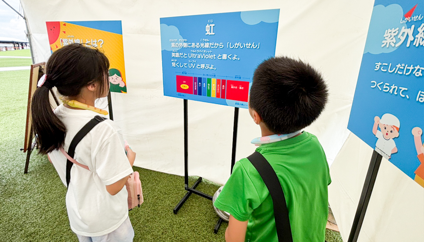 ブースに人が集まっている雰囲気１