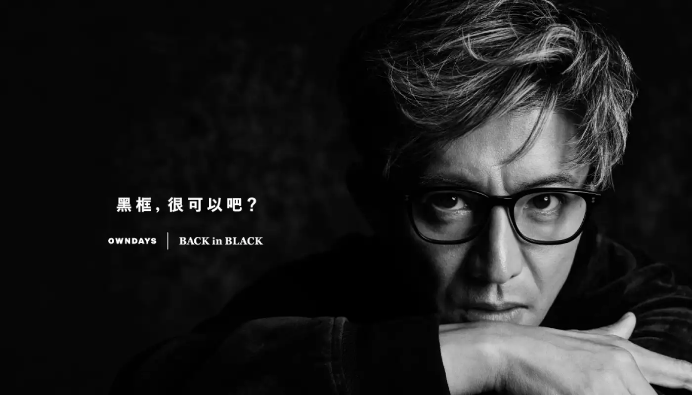 木村拓哉擔任全球大使  11月5日起，展現「不斷進化的大人」的新廣告開始播出  完全不使用動畫的岩石與金屬共存的異世界中，木村先生配戴大人的黑框眼鏡登場！