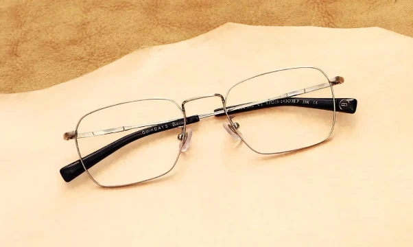 スクエアタイプってどんなメガネ？特徴や似合う顔型を徹底解説