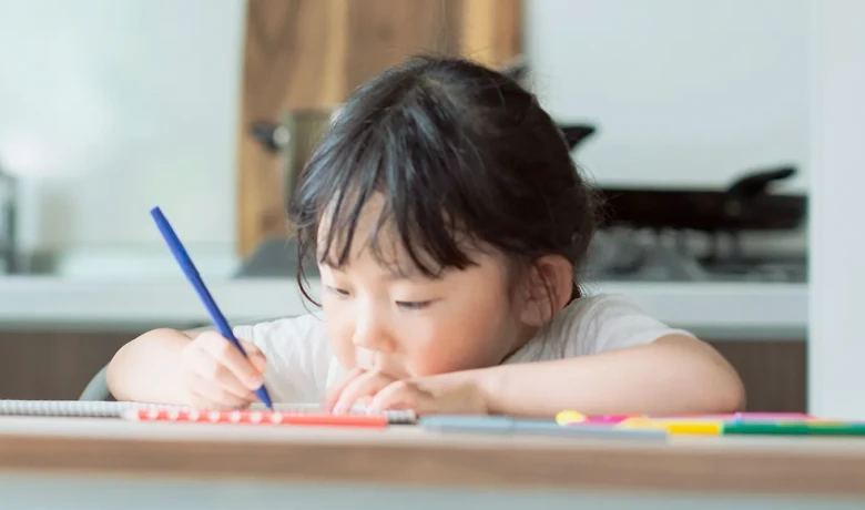 子どもの遠視にはメガネを！実はおしゃれなデザインもたくさん！